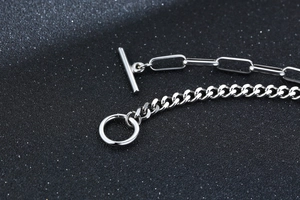 Détail macro du bracelet à maillons argentés avec fermoir en T élégant et poli
