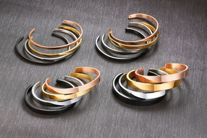 Detailed comparison of steel bangles in rose gold, gold, silver and black finishes