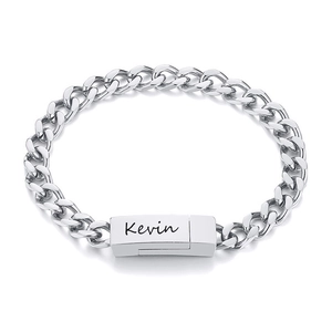 Gros plan détaillé d'un bracelet gourmette en acier argenté avec gravure personnalisée Kevin