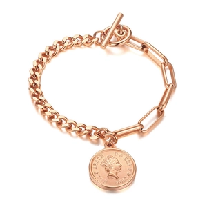 Bracelet pièce Elizabeth en or rose 18K avec chaîne cubaine asymétrique et fermoir T
