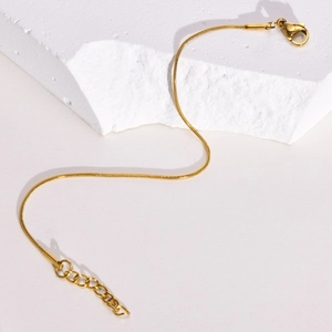Bracelet chaîne serpent dorée minimaliste pour femme avec pendentif cœur élégant