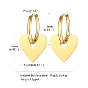 Boucles d'oreilles créoles coeur en acier inoxydable doré pour femme sur fond blanc