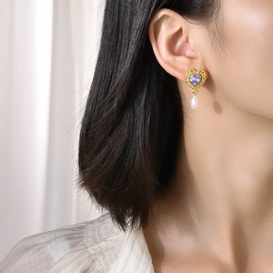 Boucles d'oreilles cœur vintage dorées avec zircon violet et perles blanches