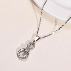 Dettaglio del ciondolo a infinito con serpente e rosa argento su catena a maglie