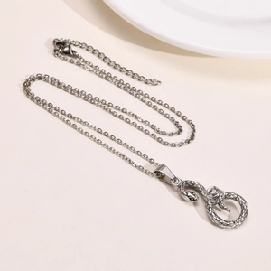 Dettaglio della collana con ciondolo a forma di serpente e rosa argento regolabile