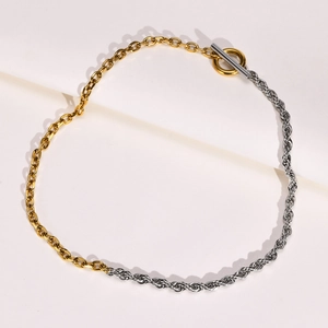 Collana bicolore con catena rettangolare dorata, maglia a fune argento e chiusura a levetta