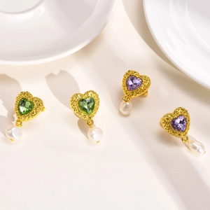 Boucles d'oreilles cœur dorées avec zircon violet et vert et perles blanches suspendues
