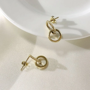 Élégantes boucles d'oreilles double anneau en acier titane doré 18 carats sur soie