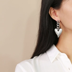 Moderne silberne Edelstahl-Ohrringe mit Gliederkette und 3D-Herzanhänger für Damen