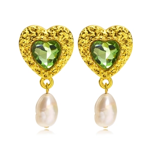 Boucles d'oreilles vintage dorées avec cristal cœur vert et perle baroque pendante