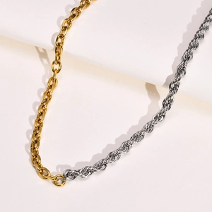 Dettaglio della collana bicolore in acciaio inox con catena dorata e corda argento