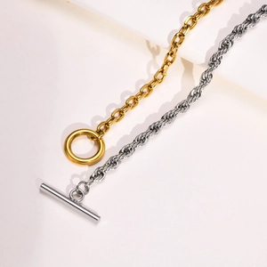 Dettaglio collana bicolore in acciaio inossidabile con chiusura a levetta OT trendy