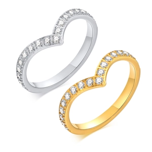 Bagues en forme de V en or et argent avec pavé de zircons sur fond blanc épuré