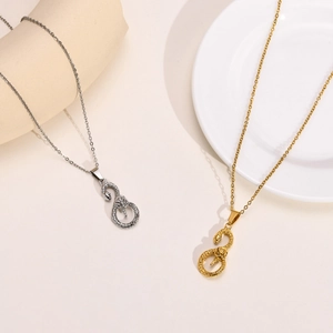 Collane con pendente a serpente in oro e argento con trama a scaglie su catena minimalista