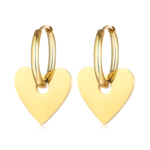 Boucles d'oreilles créoles cœur en acier inoxydable doré brillant pour femme sur fond blanc
