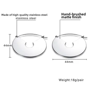 Détail des boucles d'oreilles créoles de 44mm en acier inoxydable au fini mat