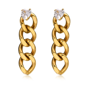 Boucles d'oreilles à maillons dorés élégantes avec zircone en forme de cœur sur fond blanc