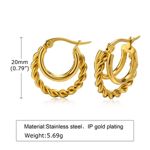 Détail de boucles d'oreilles créoles torsadées de 20mm en acier inoxydable doré