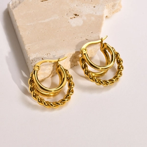 Boucles d'oreilles créoles dorées en acier titane avec anneaux superposés torsadés