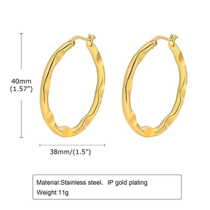 Chic 40mm hammered texture gold earrings in stainless steel with IP gold plating