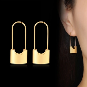 Goldene Edelstahl-Ohrringe im Schloss-Design für Damen mit minimalistischem Haken auf Schwarz