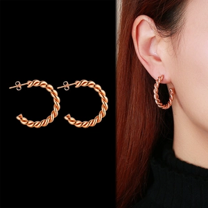 Boucles d'oreilles créoles torsadées en C or rose avec texture cordelette pour femmes