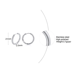 Vue détaillée des créoles en acier inoxydable poli de 21 mm avec détails de texture