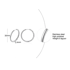 Détail macro de créoles 30mm en acier inoxydable avec finitions polies et martelées