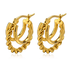 Boucles d'oreilles créoles dorées en acier titane avec design double anneau torsadé