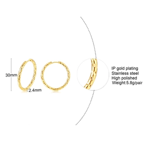 Détail de créoles de 30mm en acier inoxydable doré avec texture martelée polie miroir