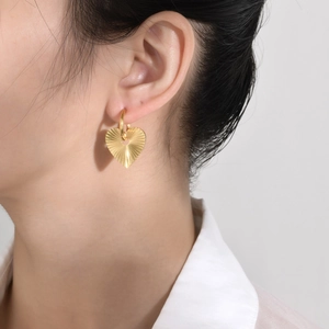Stainless Steel Gold Heart Earrings For Women Fashion Radial Texture Embossed Heart Drop Earrings Retro Hoop Jewelry