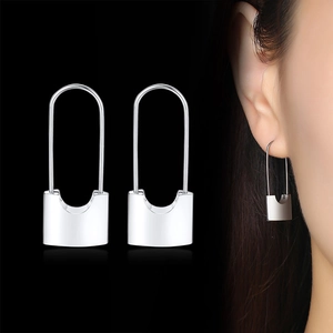 Minimalistische silberne U-Schloss Ohrringe aus Edelstahl am Modell und flach liegend