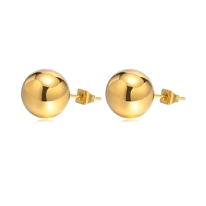 Boucles d'oreilles boules en acier inoxydable doré poli avec fermoir papillon sur fond blanc