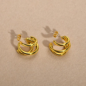 Vue détaillée des boucles d'oreilles créoles dorées à triple rangée en forme de C