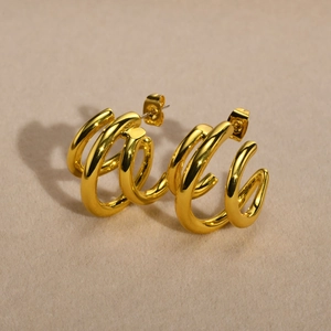 Boucles d'oreilles créoles dorées en forme de C à trois couches avec design en spirale