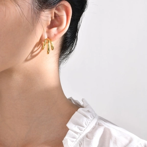 Boucles d'oreilles dorées minimalistes à triple anneau en C pour femmes portées