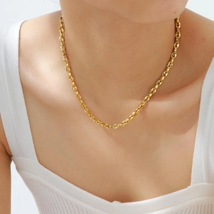Collana a catena a maglie dorate moderne da donna mostrata sul collo della modella