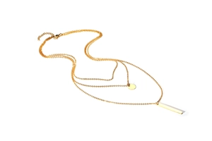 Vue détaillée du collier triple rang doré avec pendentifs géométriques ronds et rectangulaires