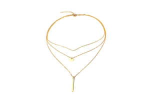 Détail d'un collier doré à trois rangs avec pendentifs ronds et rectangulaires et fermoir