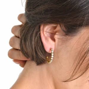 Edelstahl C-Ohrringe mit 18k Goldbeschichtung und Zirkonia an einem weiblichen Modell