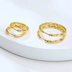 Boucles d'oreilles créoles dorées en acier inoxydable à texture martelée en deux tailles