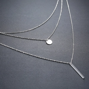 Collier à trois rangs en acier inoxydable argenté avec pendentifs géométriques variés