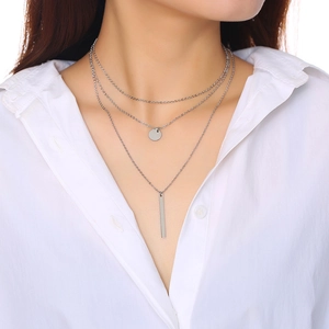Collier à trois couches en acier inoxydable avec pendentif disque et barre verticale