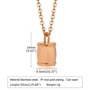 Détail du collier urne en acier rose doré montrant la hauteur 16mm et le diamètre 9,5mm