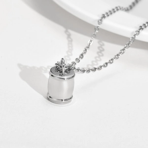 Pendentif cylindre en acier inoxydable poli sur chaîne argentée, vue détaillée