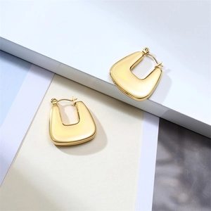 Détail de boucles d'oreilles en acier doré en forme de U avec une finition miroir