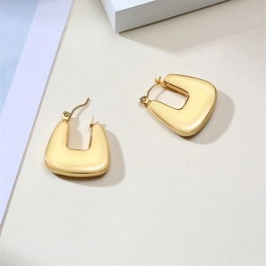 Détails de boucles d'oreilles dorées en forme de U avec finition polie et fermoir à levier