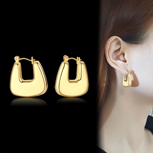 Boucles d'oreilles en U en acier inoxydable doré avec un design large et poli