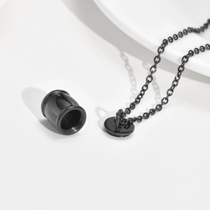 Détail du collier urne cylindrique en acier inoxydable noir avec pendentif dévissable