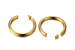 Détail de grandes boucles d'oreilles créoles en acier doré poli 42mm sur fond blanc